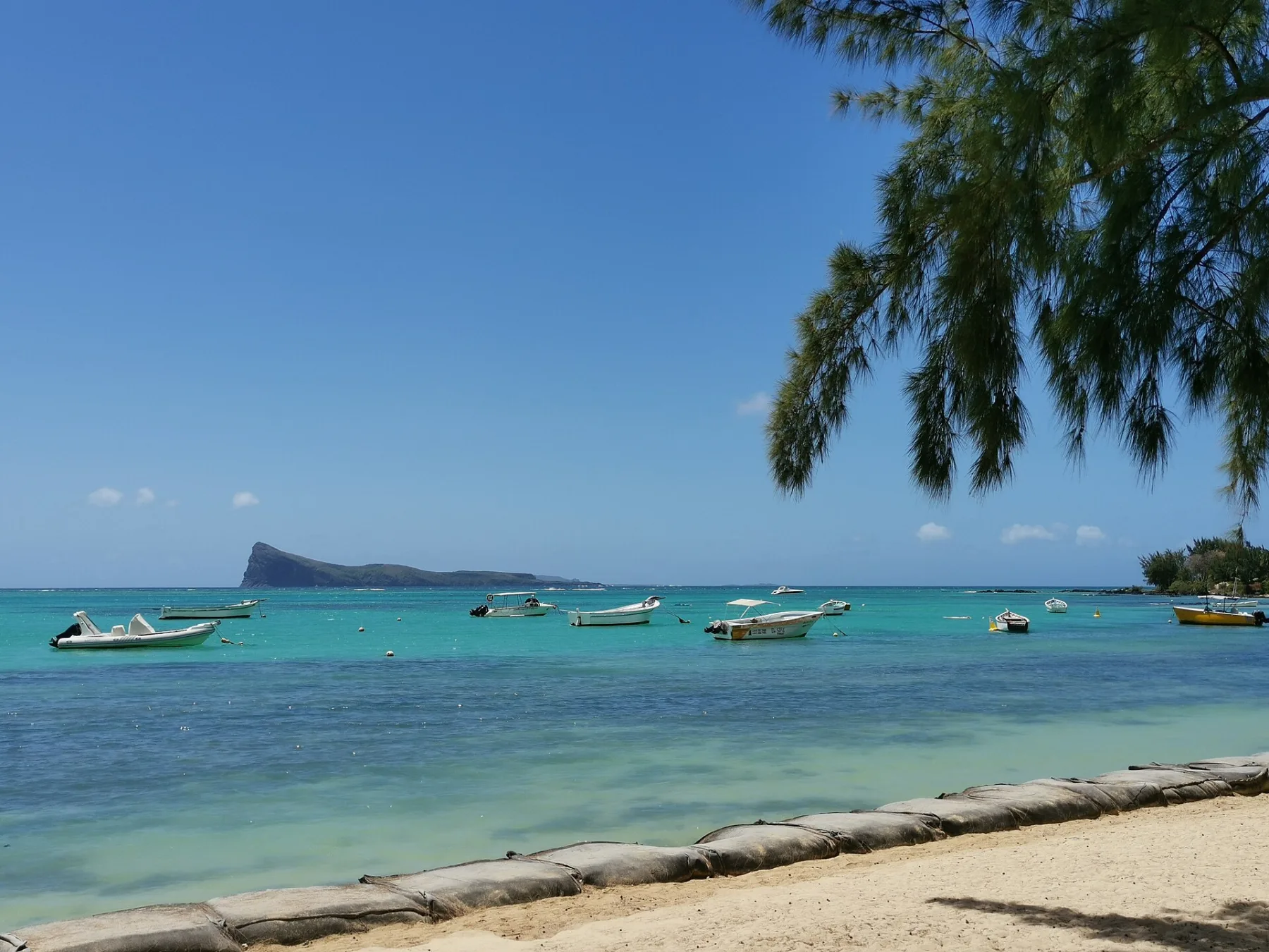 Vissersboten op de turkooizen lagune bij Bain Boeuf beach, Cap Malheureux, Mauritius