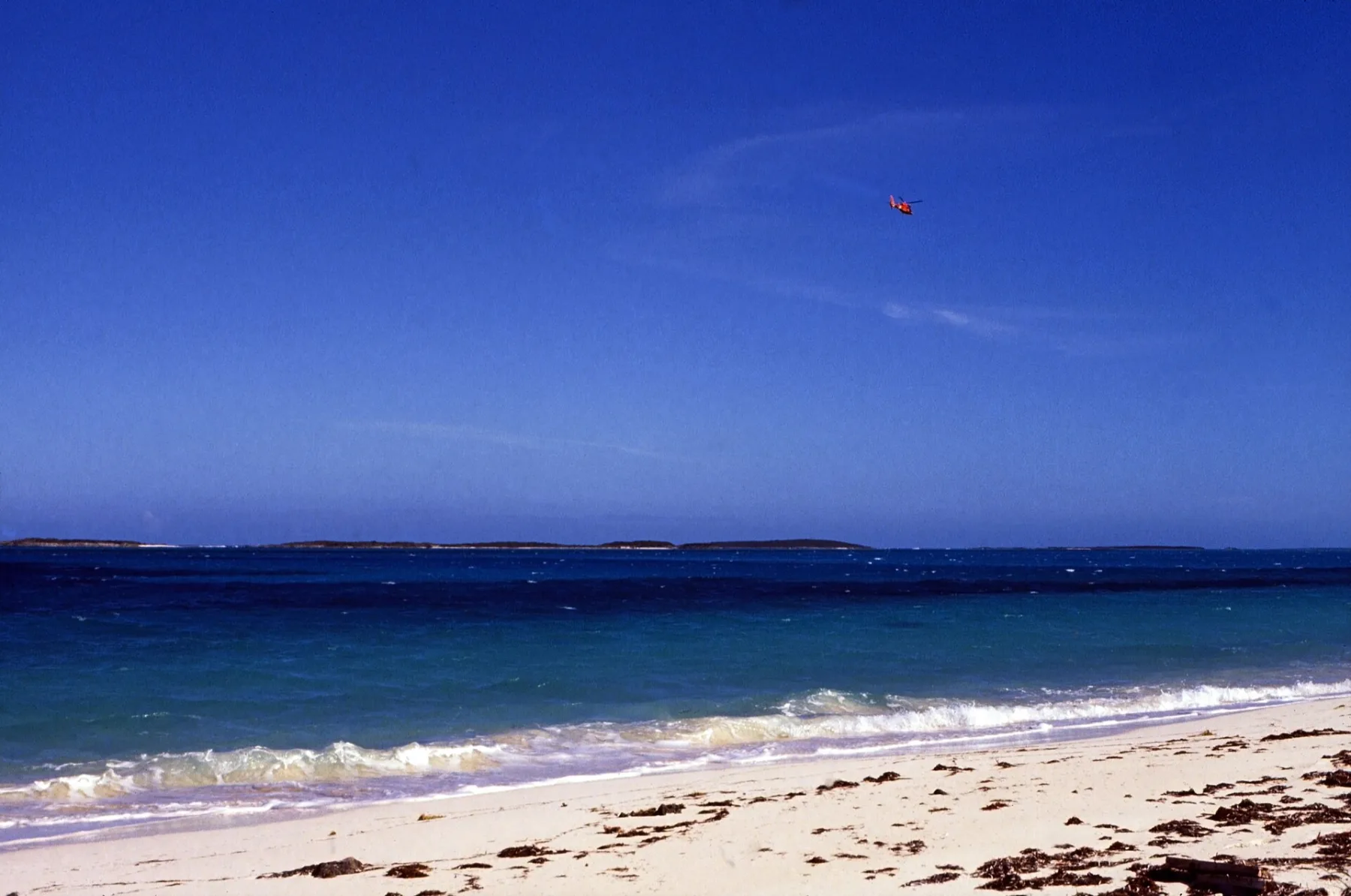 Wit strand en turquoise water aan de kust van Great Exuma, Bahama's